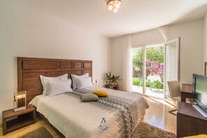 6 bedrooms, iron/ironing board, WiFi, bed sheets