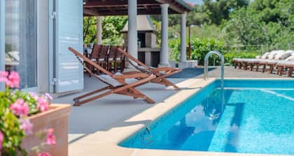 Luxury 6-BR Waterfront Villa with Infinity Pool and direct access to a pebble beach