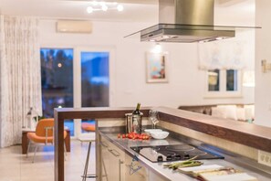 Een koelkast, een microgolfoven, een oven, een vaatwasser