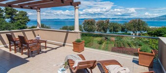 Luxury 6-BR Waterfront Villa with Infinity Pool and direct access to a pebble beach