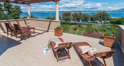 Luxury 6-BR Waterfront Villa with Infinity Pool and direct access to a pebble beach