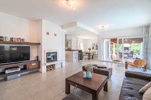 Smart TV, chimenea, reproductor de DVD y tenis de mesa 