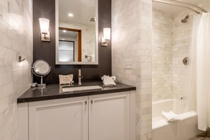 Ensemble douche/baignoire, serviettes fournies