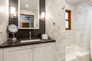 Ducha y bañera combinadas y toallas