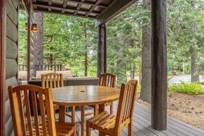 Outdoor dining - Charming Cottage on Forested Lot With Community Firepit; Near Ski Resort (Homewood)