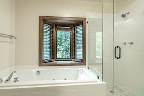 Combined shower/tub, hair dryer, towels