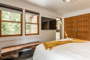 3 bedrooms, desk, iron/ironing board, free WiFi