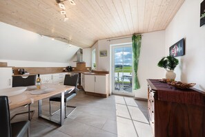 Dining - Cozy Top-Floor Apartment "Vogelsang" with Mountain View, Wi-Fi & Balcony (Herdwangen-Schönach)