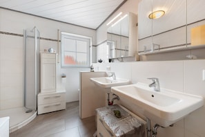 Shower, free toiletries, hair dryer, towels - Cozy Top-Floor Apartment "Vogelsang" with Mountain View, Wi-Fi & Balcony (Herdwangen-Schönach)