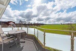 Outdoor dining - Cozy Top-Floor Apartment "Vogelsang" with Mountain View, Wi-Fi & Balcony (Herdwangen-Schönach)