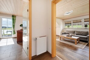 TV, DVD player, stereo - Cozy Top-Floor Apartment "Vogelsang" with Mountain View, Wi-Fi & Balcony (Herdwangen-Schönach)