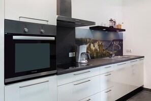 Fridge, oven, stovetop, dishwasher - Holiday Apartment Donautal with Wi-Fi, Balcony, Shared Garden (Meßkirch)