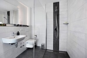 Dusj, hårføner og håndklær