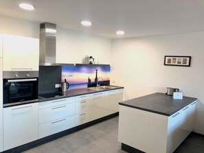 ثلاجة، فرن، موقد طهي مسطح، غسالة أطباق