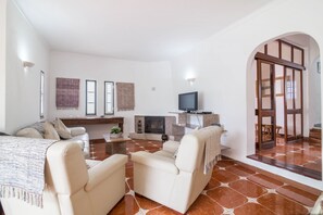 TV, fireplace - Holiday Home "Villa Sunflower Albufeira" with Private Garden, Pool & WiFi (Albufeira)