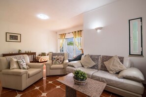 TV, fireplace - Holiday Home "Villa Sunflower Albufeira" with Private Garden, Pool & WiFi (Albufeira)