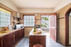 Interior - Holiday Home "Villa Sunflower Albufeira" with Private Garden, Pool & WiFi (Albufeira)