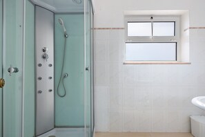 Shower, hair dryer, towels - Holiday Apartment "Wonderful Bay" with Large Roof Terrace, Sea View and Wi-Fi (Lagos)