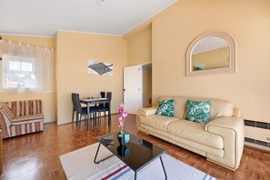 TV - Holiday Apartment "Wonderful Bay" with Large Roof Terrace, Sea View and Wi-Fi (Lagos)