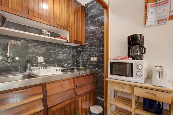 Kühlschrank, Mikrowelle, Ofen, Herdplatte