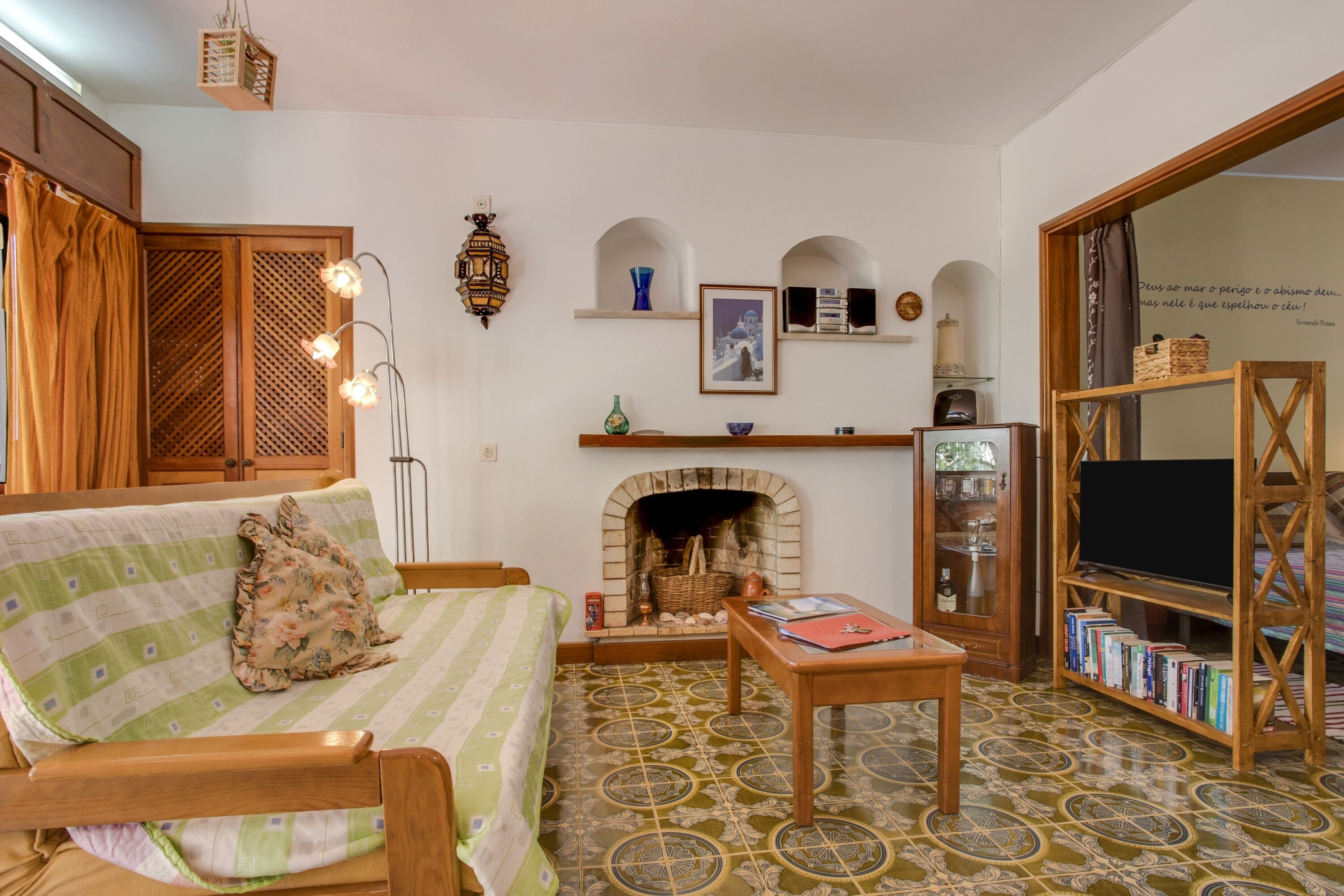 Télévision, cheminée