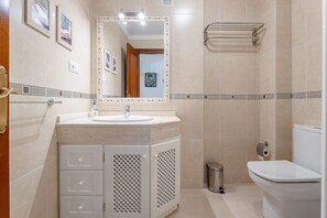 Shower, free toiletries, hair dryer, towels - Apartamento "Alcazaba Zona Parador" Near the Beach with Terrace and Shared Pool (Nerja)