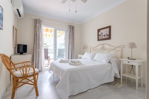 2 bedrooms, free WiFi, bed sheets - Apartamento "Alcazaba Zona Parador" Near the Beach with Terrace and Shared Pool (Nerja)