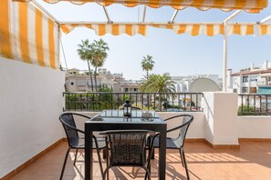 Outdoor dining - Apartamento "Alcazaba Zona Parador" Near the Beach with Terrace and Shared Pool (Nerja)