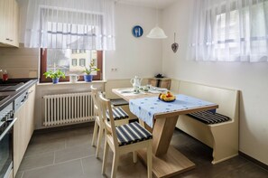 Dining - Holiday Apartment Kramer with Wi-Fi, Terrace & Shared Garden (Überlingen)