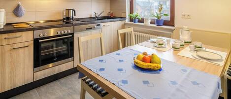 Fridge, oven, stovetop, dishwasher