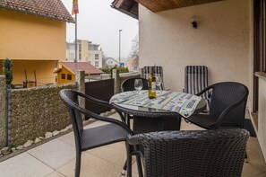 Outdoor dining - Holiday Apartment Kramer with Wi-Fi, Terrace & Shared Garden (Überlingen)
