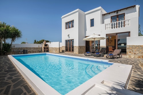 Luxuriöse und geräumige "Villa María" mit Terrasse, Pool, Meerblick und WLAN