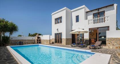 Luxuriöse und geräumige "Villa María" mit Terrasse, Pool, Meerblick und WLAN