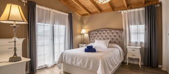 Luxurious and Spacious "Villa María" with Terrace, Pool, Sea View and Wi-Fi