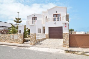 Exterior - Luxurious and Spacious "Villa María" with Terrace, Pool, Sea View and Wi-Fi (Tinajo)