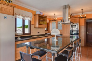 Frigorífic, microones, forn i placa de cuina 