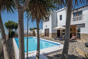 Pool - Luxurious and Spacious "Villa María" with Terrace, Pool, Sea View and Wi-Fi (Tinajo)