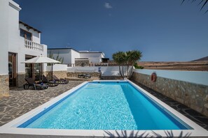 Pool - Luxurious and Spacious "Villa María" with Terrace, Pool, Sea View and Wi-Fi (Tinajo)