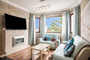 TV - Luxurious and Spacious "Villa María" with Terrace, Pool, Sea View and Wi-Fi (Tinajo)