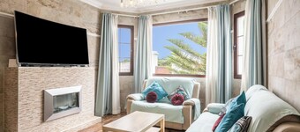 Luxe en ruime "Villa María" met terras, zwembad, uitzicht op zee en Wi-Fi