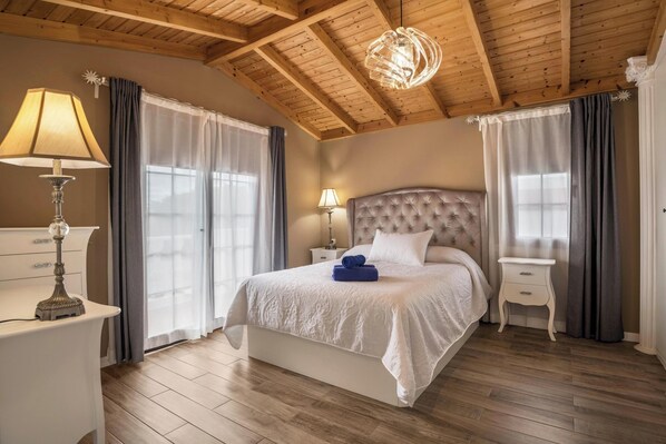 4 bedrooms, iron/ironing board, free WiFi, bed sheets - Luxurious and Spacious "Villa María" with Terrace, Pool, Sea View and Wi-Fi (Tinajo)