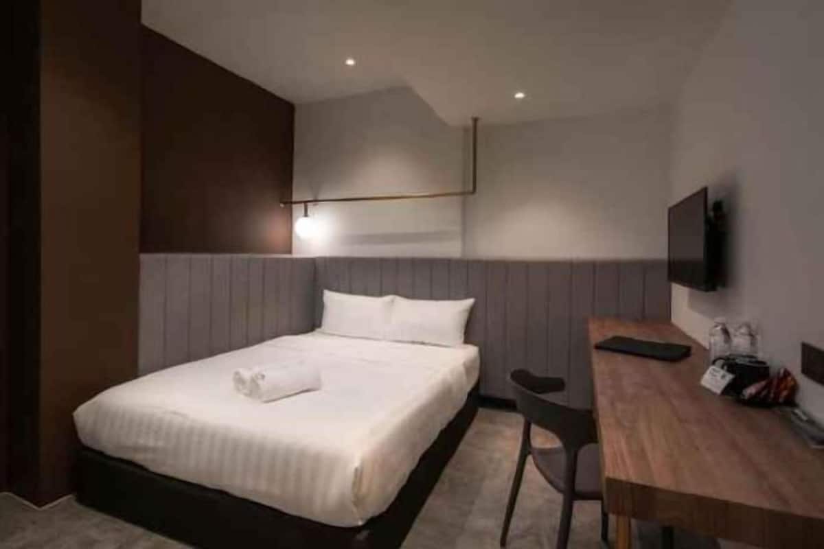 Desk, free WiFi, bed sheets