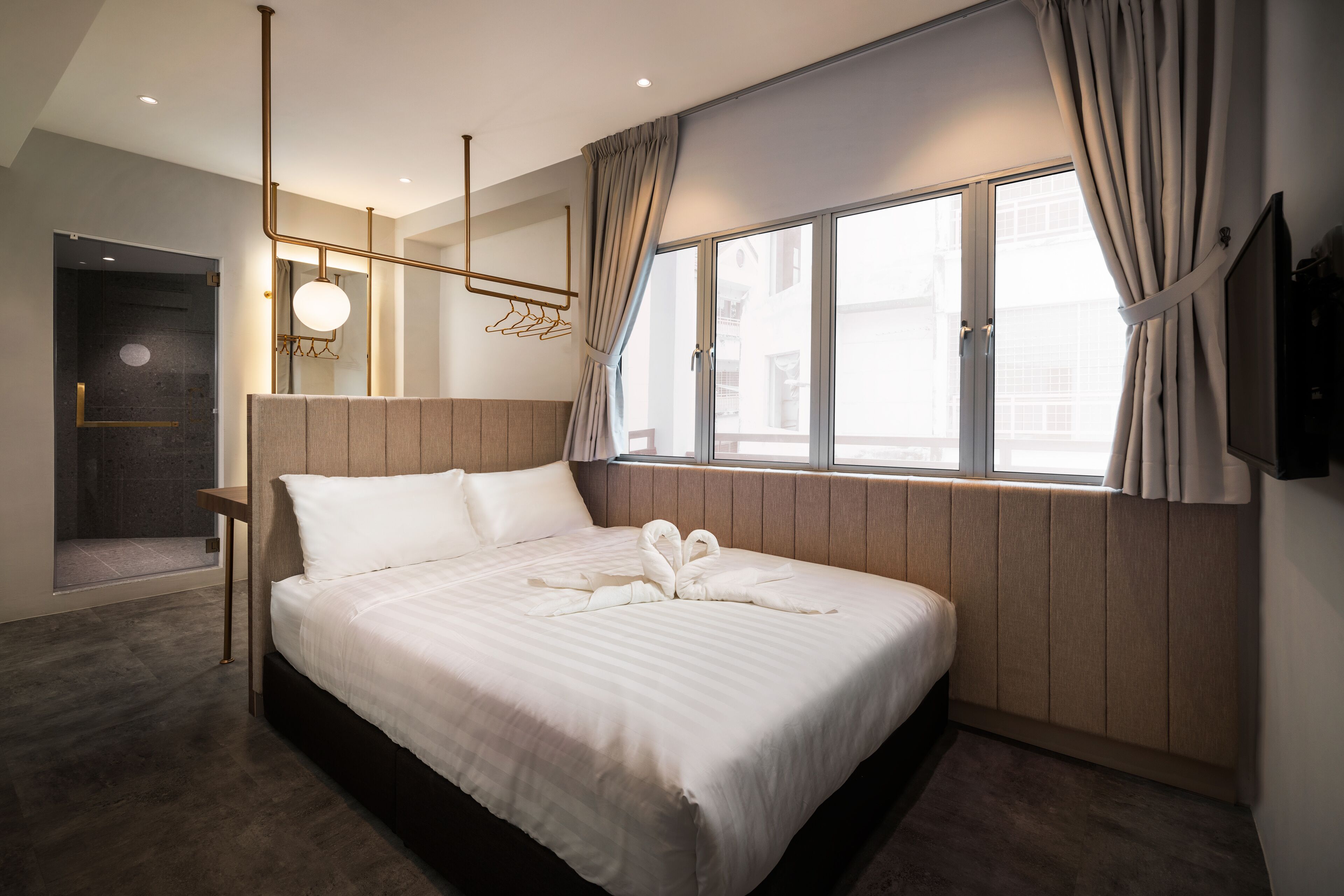 Desk, free WiFi, bed sheets