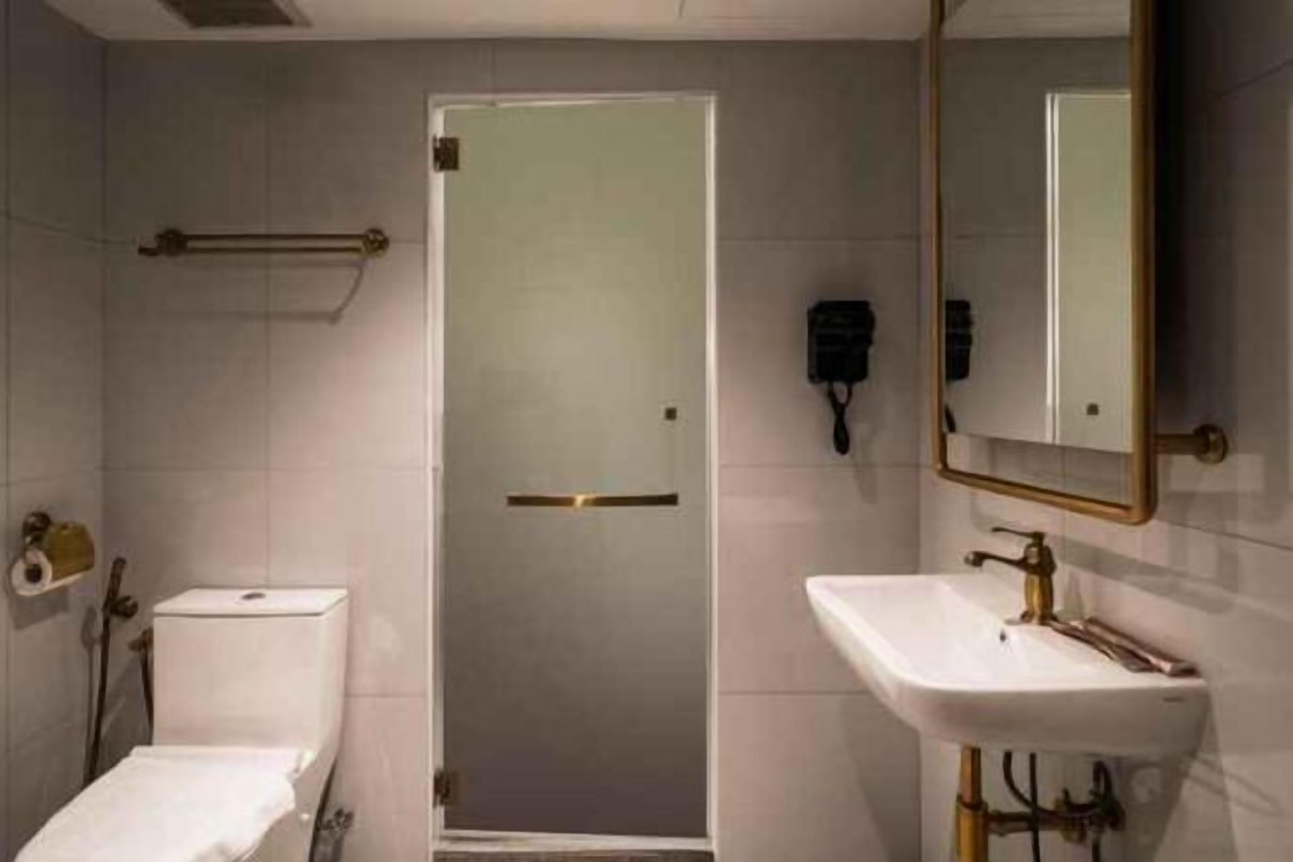 Baño | Ducha, secador de pelo, zapatillas y toallas