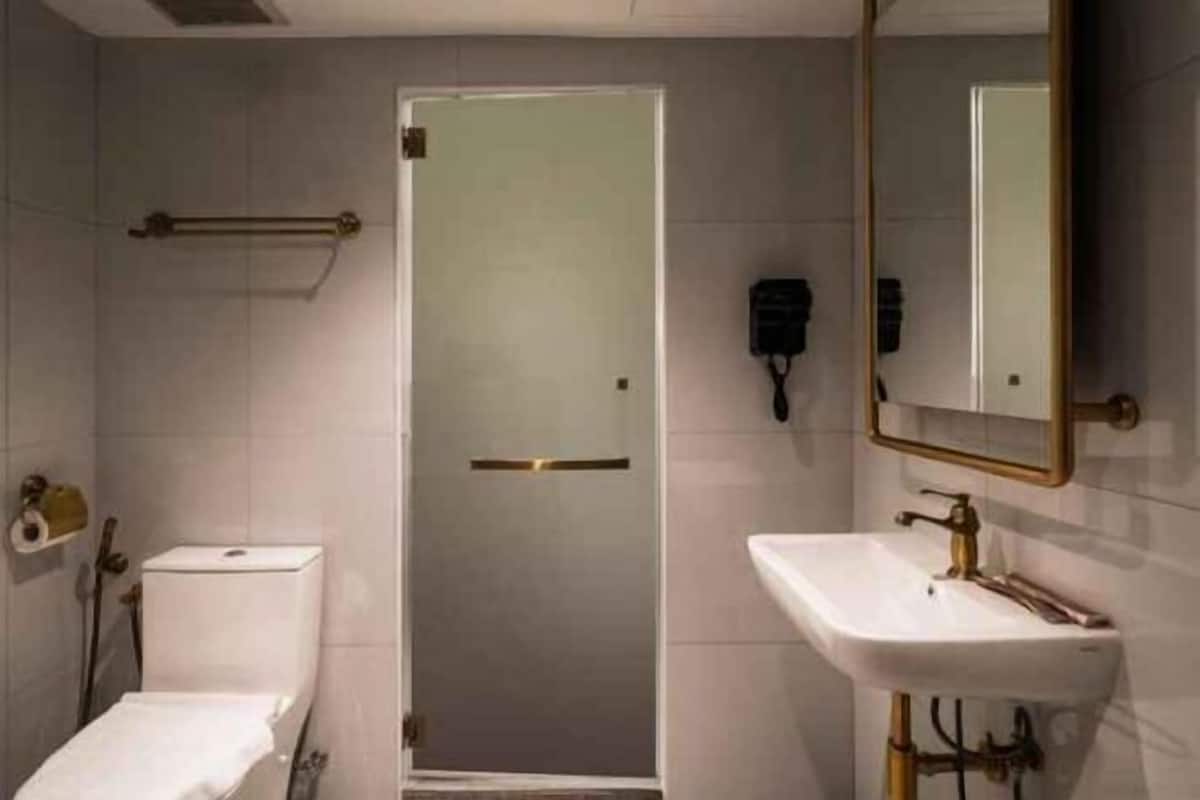 Baño | Ducha, secador de pelo, zapatillas y toallas
