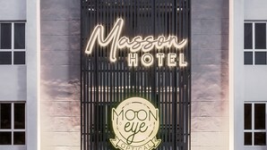 Un hôtel à la façade moderne, doté d’une enseigne au néon bien visible et d’un logo qui indique une spécialisation dans les soins oculaires.
