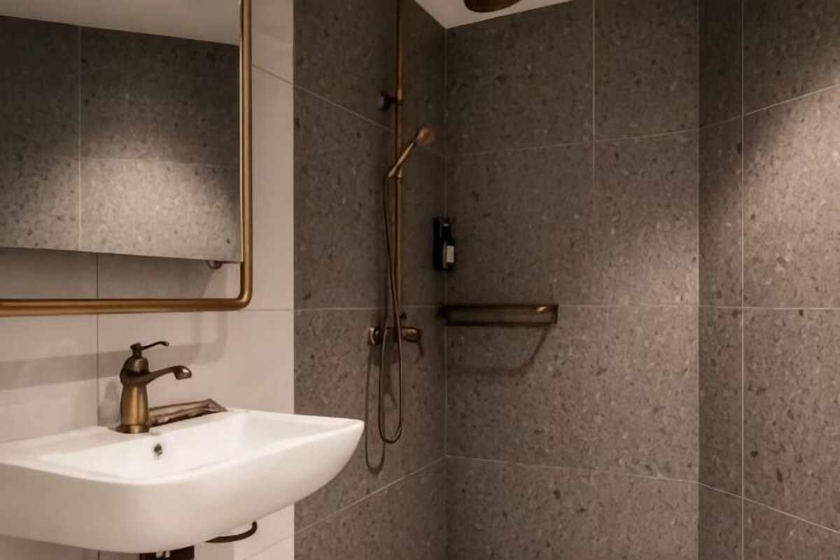 Dusche, Haartrockner, Hausschuhe, Handtücher