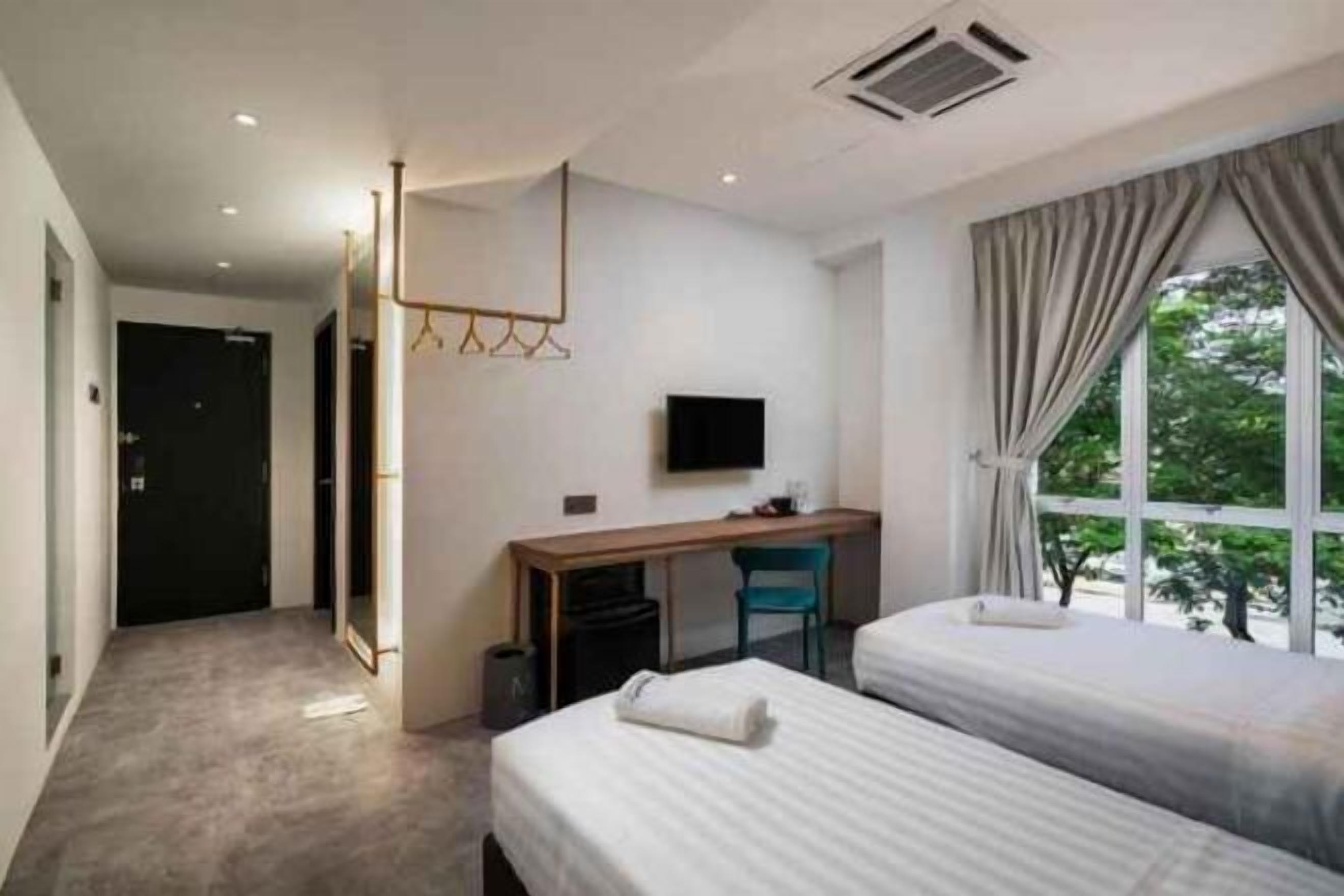 Escritorio, wifi gratis, ropa de cama