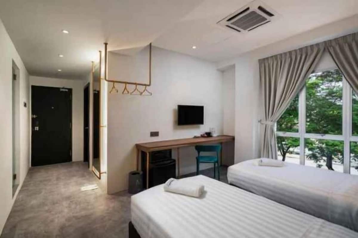 Escritorio, wifi gratis, ropa de cama