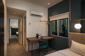 Een bureau, gratis wifi, beddengoed